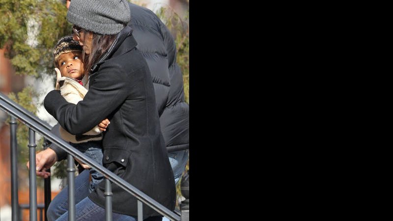 Sandra Bullock protege seu filho, Louis, do frio com um forte abraço - Cityfiles