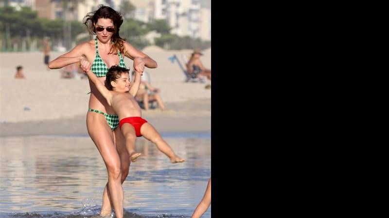 Lavínia Vlasak mostra o seu lado mãezona durante dia na praia com o filho Felipe, fruto da união com o economista Celso Colombo Neto - AgNews