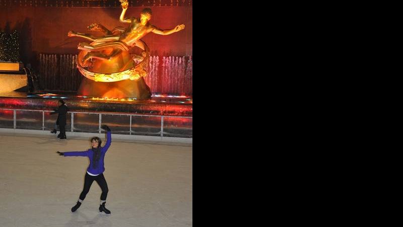 Geovanna Tominaga patinando na pista de gelo Rockefeller Center - Divulgação