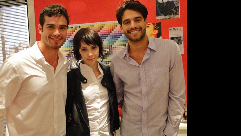 Sidney Sampaio, Débora Falabella e Guilherme Winter nos bastidores da novela Ti-ti-ti, da Globo - Reprodução / TV Globo