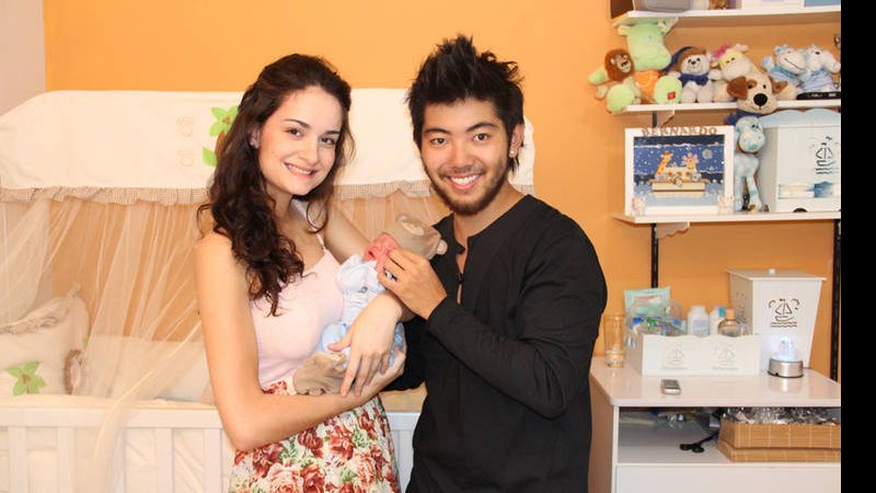 Daniel Uemura com o filho, Bernardo, e a mulher, Mariana - Divulgação