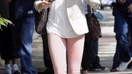 Com legging salmão, blusa e casaquinho da cor clara, Cameron Diaz foi clicada durante passeio em Miami - CityFiles