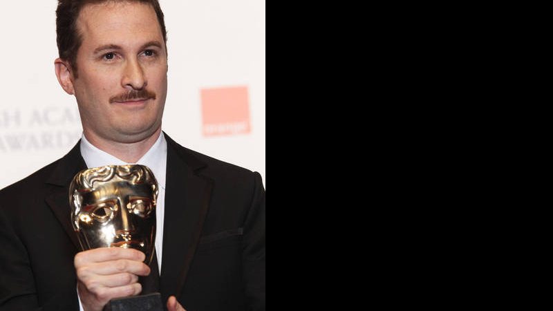 O diretor Darren Aronofsky, de 'Cisne Negro', recebe o prêmio em nome de Natalie Portman - Getty Images