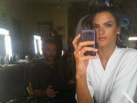 Alessandra Ambrosio nos bastidores - Reprodução