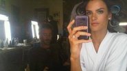 Alessandra Ambrosio nos bastidores - Reprodução