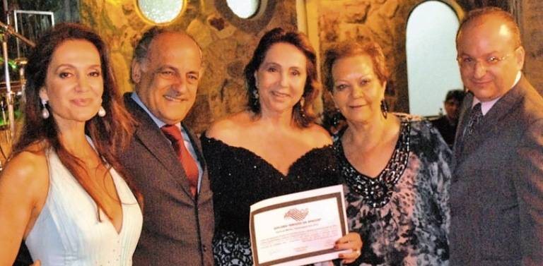 O casal Claudinha Métne e Sérgio Schild, Adelina Silveira Alcântara Machado, Clara Faria e Ovadia Saadia, presidente da Associação Paulista dos Colunistas Sociais, comemoram em Suzano, interior de SP. - ANTONIO SALANI, CLÁUDIO IZIDIO, FERNANDA RODRIGO, GRAZIELLA WIDMAN, J. VILHORA, LUCIA SAUER , PAULO CHAITSKUS , OMAR ORRA , OVADIA SAADIA, TOM TRADEN, WELLINGTON NEMETH E W. RODRIGO