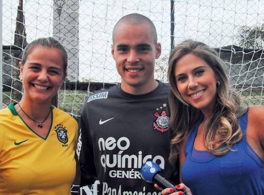 Em SP, Milene Domingues e Gabriela Pasqualin ladeiam Julio Cesar, do Corinthians. - ANDRÉ VICENTE, CADU LUIZ, CÍCERO LEHMANN, EDER VENEZIANI, ERASMO NASCIMENTO, EURICO MAX, FRANCESCO BARALE, MARCO RIBAS, MILTON M. FILHO, MONICA MARTINS E PATRICIA CECATTI