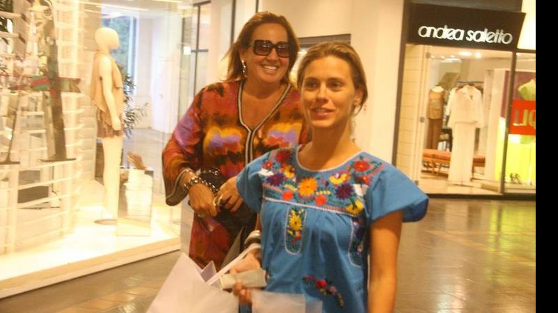 Claudia Jimenez e Carolina Dieckmann em dia de compras - Daniel Delmiro / AgNews