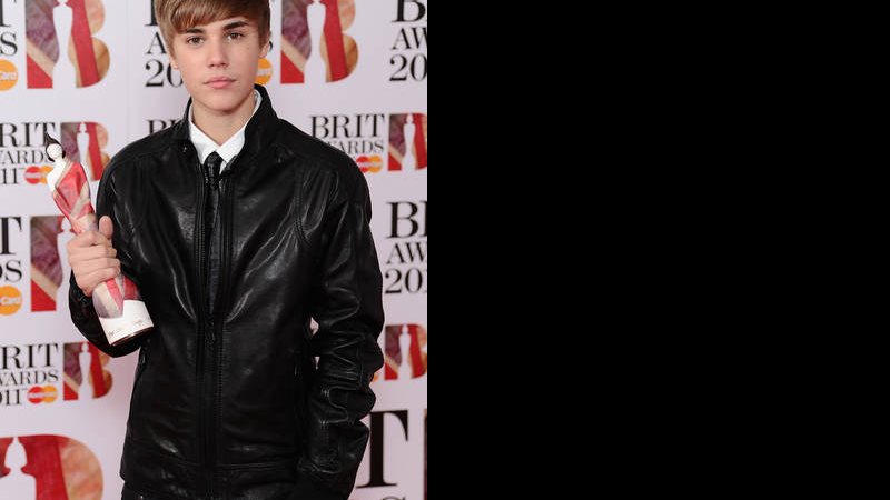 Justin Bieber recebe troféu no Brit Awards - Getty Images