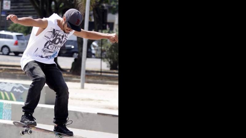 Caio Castro de skate em tarde radical - AgNews