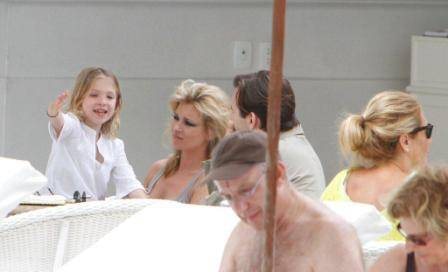 Kate Moss ouve atentamente a pequena Lila - AgNews