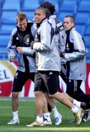 David Beckham e Ronaldo Nazário se divertem durante treino do Real Madrid - Getty Images