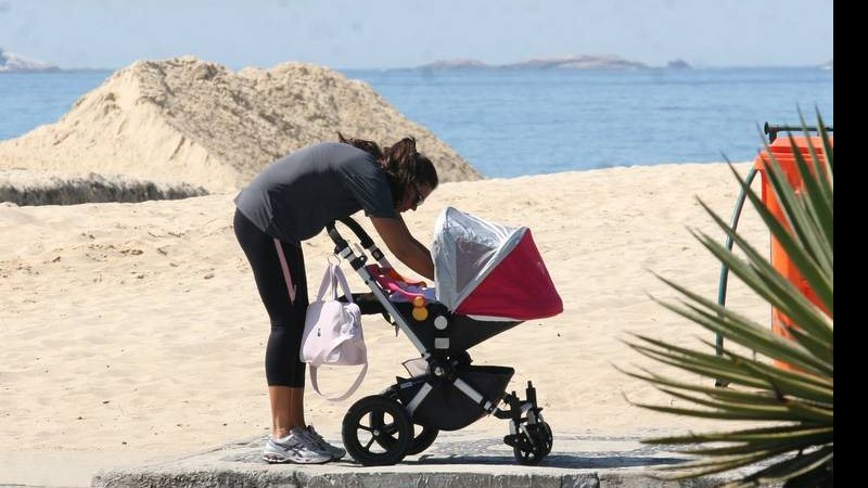 Daniella Sarahyba durante passeio com Gabriela - Wallace Barbosa/AgNews