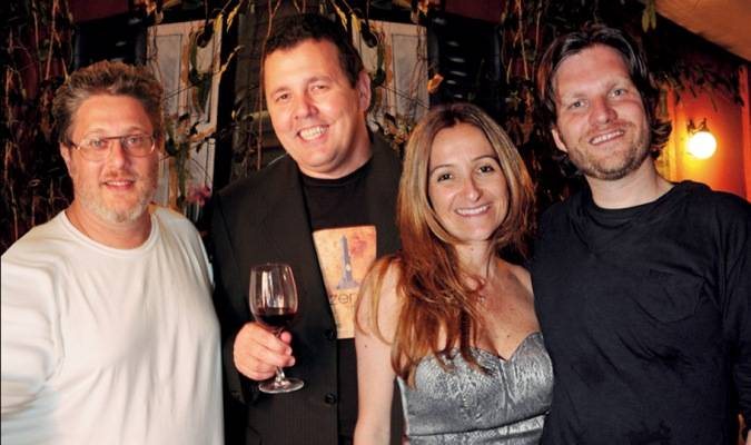 O chef Benny Novak e os sócios Juscelino Pereira e Carlos Bertolazzi, com sua Fabiana Bruno, na festa de dois anos do Zena Cafè, SP. - ANDRÉ VICENTE, FERNANDO DA SILVA NUNES, FERNANDO LUIS CARDOSO, LORENZO FABRI, MÁRCIA STIVAL, OVADIA SAADIA, PAULO ROBERTO FRANCISCO, VERA GATTAZ SALEM E WLADIMIR TOGUMI