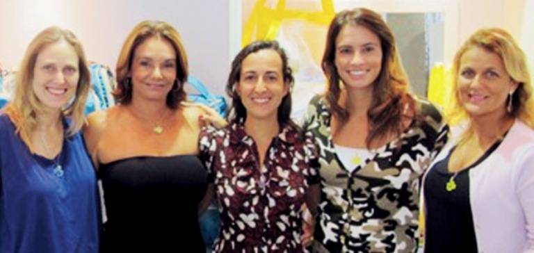 Em SP, Daniela Schiller e Graziela Soubia (1a e 3 a da esq. p/ dir.) com Angela Coutinho, com a filha, Carla, e Regina Gusmão. - ANDRÉ VICENTE, FERNANDO DA SILVA NUNES, FERNANDO LUIS CARDOSO, LORENZO FABRI, MÁRCIA STIVAL, OVADIA SAADIA, PAULO ROBERTO FRANCISCO, VERA GATTAZ SALEM E WLADIMIR TOGUMI