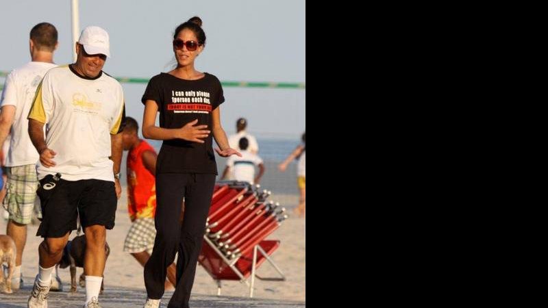 Júlia Almeida no Rio de Janeiro com camiseta divertida - AgNews