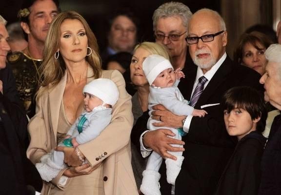 Celine Dion com Nelson, em seu colo, e Eddy, com o marido, René - REUTERS