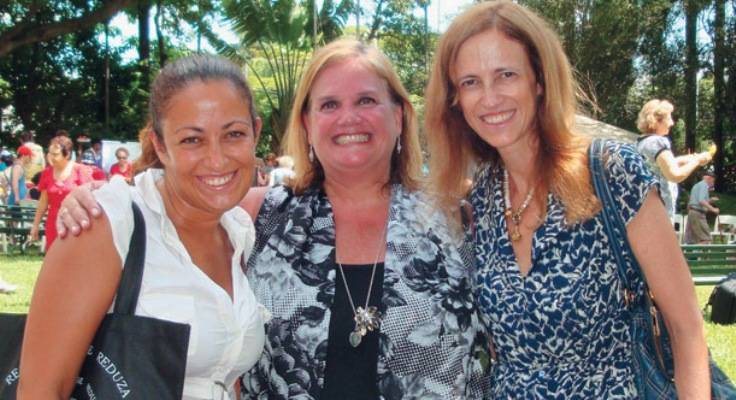 Nicole Borger entre Marina Costin e a mãe, a secretária municipal de Educação do Rio de Janeiro, Claudia Costin, no Ano Novo das Árvores, no A Hebraica, SP. - FERNANDO GUTIÉRREZ, JUAN GUERRA, JULIANA CENSI, LORENZO FABRI, MANUELA SÁNCHEZ, PATRÍCIA TARTARI, RICARDO BRITO, SILVIA PERLOV