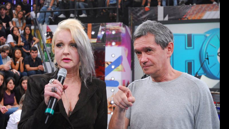 Cyndi Lauper e Serginho Groisman em gravação do 'Altas Horas' - TV Globo/Zé Paulo Cardeal