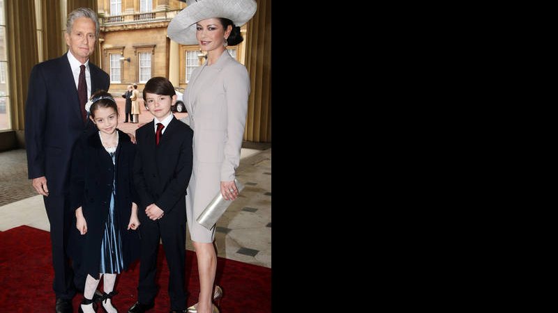 Michael Douglas, Carys, Dylan e Catherine Zeta-Jones em homenagem no palácio da família real britânica - Getty Images