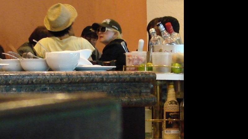 Cyndi Lauper almoça em churrascaria de Goiânia - Photo RioNews - Montana Grill