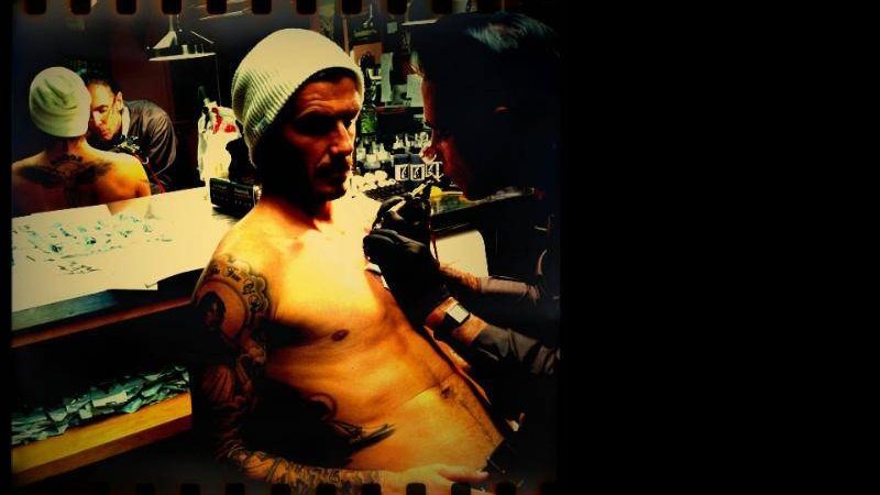 Beckham e o tatuador Mark Mahoney - Reprodução/Facebook