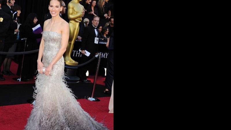 Hilary Swank estonteante de Gucci - Getty Images