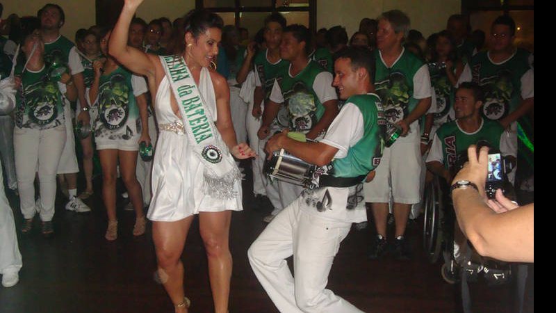 Com um vestido branco, Scheila Carvalho vira madrinha de bateria da escola de samba Unidos da Vila Alemã, em Rio Claro - Divulgação