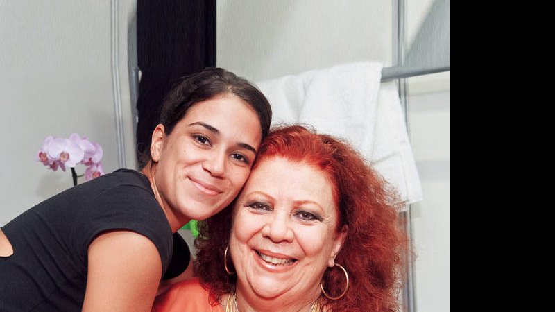 O carinho de Luana Carvalho com sua mãe, a cantora Beth Carvalho, na volta dela aos palcos no projeto Sesc Rio Noites Cariocas, no Píer Mauá, no Rio, após a artista passar um ano e meio de cama por causa de problema de coluna. - ANA PAULA RUIZ, BRUNO RYFER, DANIEL SANTOS, DUDU PACHECO, ELIAS LAN, GLAYCON MUNIZ, MÁRCIA STIVAL, MARINA DEIENO ALTENFELDER, MAJU LOPES E SALVI CRUZ.