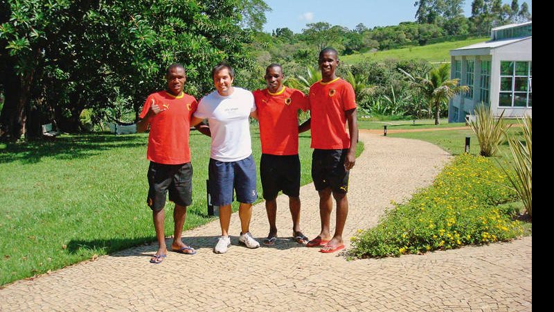 Thiago Suzano, do Spa Sport Resort, em Itu, interior de SP, recebe os atletas da seleção de futebol de Angola Manucho, Mingo Bile e Pataca. - ADRIANA JENNER, CADÚ NICKE, CLÉBER DE PAULA, DUDU PACHECO, JUAN GUERRA, FERNANDO TORRES, FLAVIA FUSCO, MEIRE VITALI, PAULO BAU, RICARDO RIBES E RODRIGO TREVISAN