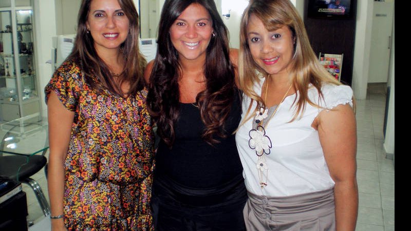 Vanessa Guzzo, de preto, visita o salão de Guetti Reis e alonga os cabelos com a hair stylist Miriam Rocha, em SP. - ADRIANA JENNER, CADÚ NICKE, CLÉBER DE PAULA, DUDU PACHECO, JUAN GUERRA, FERNANDO TORRES, FLAVIA FUSCO, MEIRE VITALI, PAULO BAU, RICARDO RIBES E RODRIGO TREVISAN