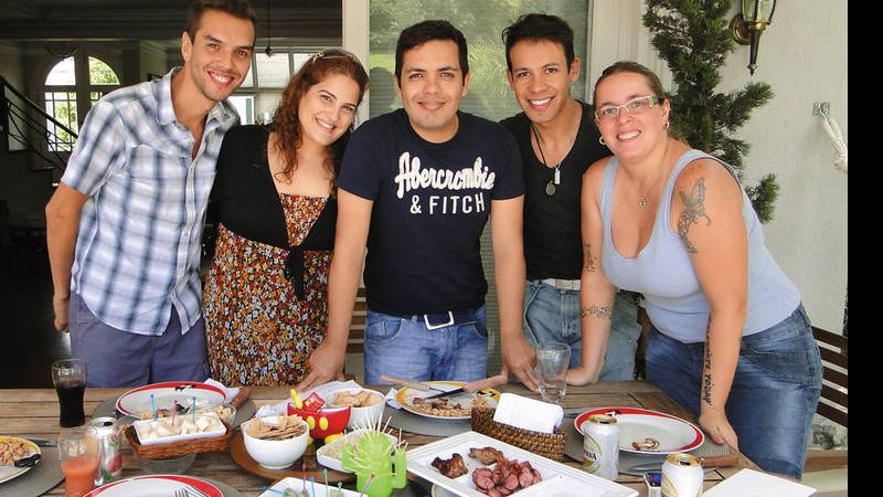 Em ótima forma, Marcelo Bandeira, ao centro, reúne em SP Valter Tavares, Elaine Machado, Márcio Pereira e Angélica Vitali para churrasco. - ADRIANA JENNER, CADÚ NICKE, CLÉBER DE PAULA, DUDU PACHECO, JUAN GUERRA, FERNANDO TORRES, FLAVIA FUSCO, MEIRE VITALI, PAULO BAU, RICARDO RIBES E RODRIGO TREVISAN