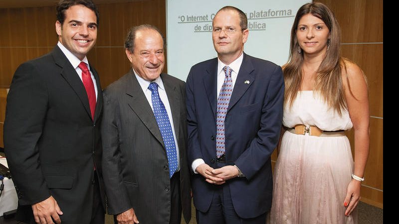 O advogado Rony Vainzof, Charles E. Tawil, Ilan Sztulman, cônsul-geral de Israel em São Paulo, e Monique Bibas em palestra, São Paulo. - ADRIANA JENNER, CADÚ NICKE, CLÉBER DE PAULA, DUDU PACHECO, JUAN GUERRA, FERNANDO TORRES, FLAVIA FUSCO, MEIRE VITALI, PAULO BAU, RICARDO RIBES E RODRIGO TREVISAN