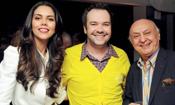 Felipeh Campos é felicitado por Dani Albuquerque e Dorival Carper, em São Paulo. - ADEMIR RODRIGUES, ANDRÉS EMÍLIO, DANIELA ALENCAR, FABIANA REIS,FERNANDA GODOY, FLAVIA FUSCO, FREDY UEHARA, IVAN SOARES, MARINA DEIENO ALTENFELDER, MURILO TOBIAS, RACHID BELLAK E RAFAEL ALMEIDA