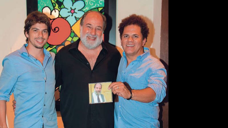 Gilbert Stein presenteia Romero Britto - FÁBIO MIRANDA/ OPÇÃO FOTOGRAFIA