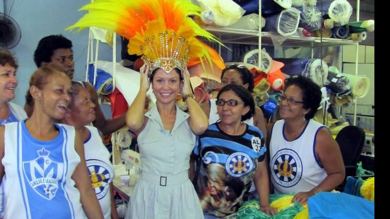 Bárbara Borges faz a última prova de sua fantasia no barracão da Vila Isabel - Divulgação