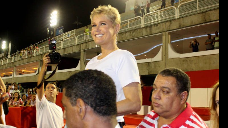 Xuxa vibra com desfile da escola de samba Inocentes da Caprichosos na Sapucaí - PhotoRioNews