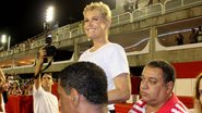 Xuxa vibra com desfile da escola de samba Inocentes da Caprichosos na Sapucaí - PhotoRioNews