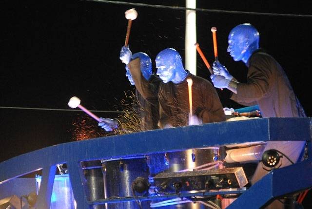 Blue Man Group no bloco de Carlinhos Brown em Salvador - Celso Akin / AgNews