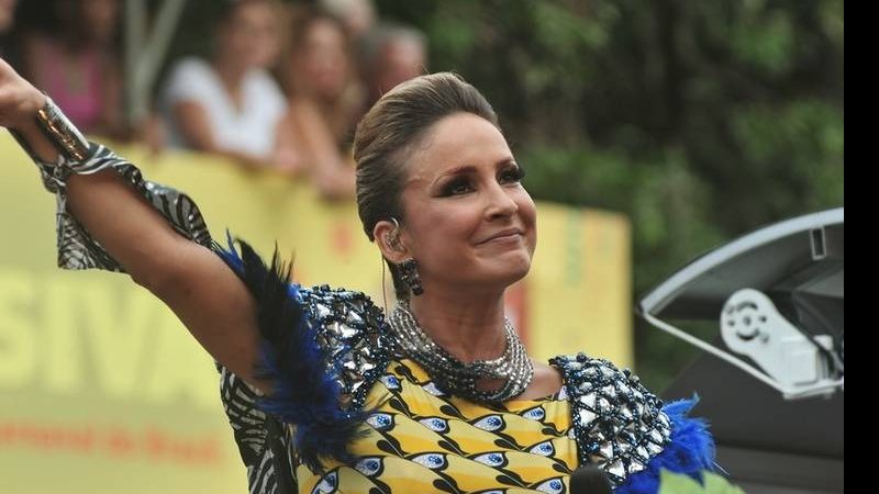 Claudia Leitte usa figurino inspirado em tucano no circuito Campo Grande - Max Haack/Ag Haack