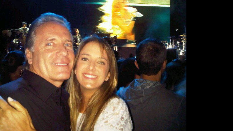 Ticiane Pinheiro assiste ao show de Shakira no domingo de carnaval aoa lado do marido Roberto Justus - twitter/divulgação