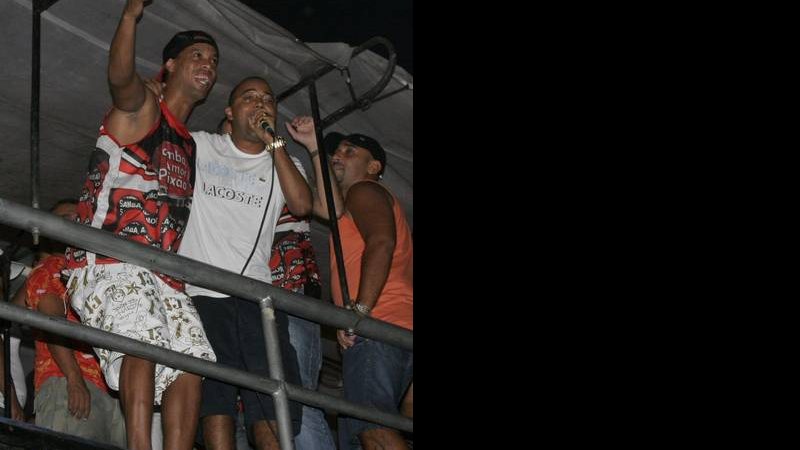 Ronaldinho Gaúcho canta com Dudu Nobre - THYAGO ANDRADE/PHOTO RIO NEWS