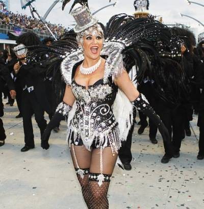 Debutante à frente da bateria, a cantora Maria Rita reverencia o maestro João Carlos Martins na Vai-Vai. - FOTOS: MAURÍCIO CASSANo