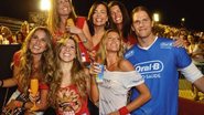 Gisele assiste aos desfiles das escolas de samba do Rio de Janeiro cercada pelas cunhadas Julie, Nancy, Maureen (acima), a irmã Gabriela, a amiga Manuela e o marido, Tom. - Fotos: Orestes Locatel e Yuri Graneiro