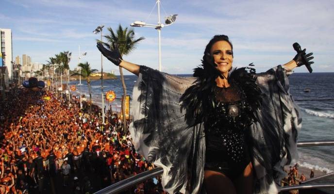 Vestida de Águia Rainha, a estrela comanda o bloco Cerveja & Cia, no circuito Barra-Ondina, de frente para o mar. Mãe do pequeno Marcelo, ela arrasta multidões. - FOTOS: GETTY IMAGES, NELSON PEIXOTO, RAUL SPINASSI/ FOLHAPRESS E ROBERTO NEMANIS