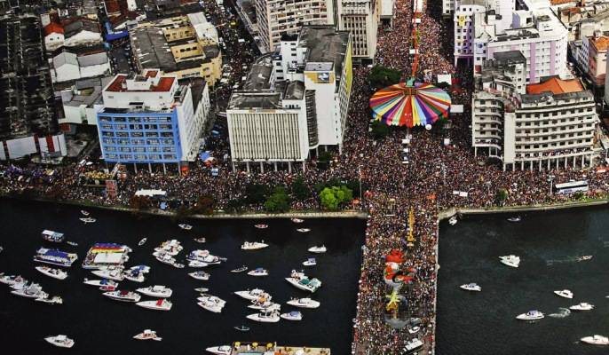 Em seu 34º desfile, o Galo distribui alegria e colorido pela cidade, tomando a ponte Duarte Coelho e as margens do rio Capibaribe. - FOTOS: FOLHA PRESS, RAFA MEDEIROS, REUTERS E STUDIO F4