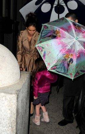 Katie Holmes e Suri saem para passear com guarda-chuvas coloridos - City Files