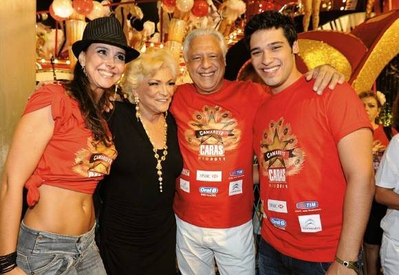 Cercada por Alexandra, Fagundes e Bruno, Hebe conquista a família do ator com seu bom humor e lembrando de antigos encontros. - IVAN FARIA, LEANDRO PIMENTEL, ORESTES LOCATEL E YURI GRANEIRO