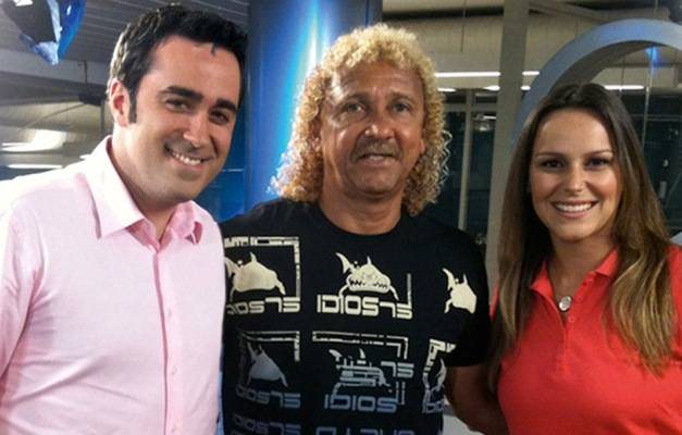 Os apresentadores Sérgio Patrick e Juliana Rios entrevistam o ex-jogador de futebol Biro-Biro, em SP. - FLAVIA FUSCO, LUCIANA PRÉZIA, LUIZ RIBEIRO, LU PREZIA, RENATA JUBRAN E WAYNE CAMARGO