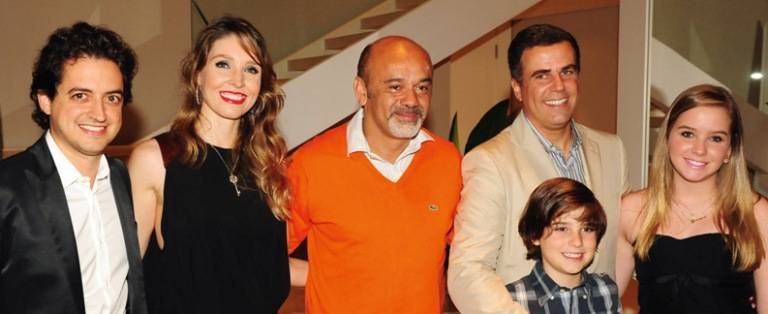 Christian Louboutin (de laranja) é homenageado com jantar por Carlos Jereissati Filho, Fernanda e seu Fernando Adriano, com os filhos Fernando e Geovanna, na residência do casal, DF... - FLAVIA FUSCO, LUCIANA PRÉZIA, LUIZ RIBEIRO, LU PREZIA, RENATA JUBRAN E WAYNE CAMARGO